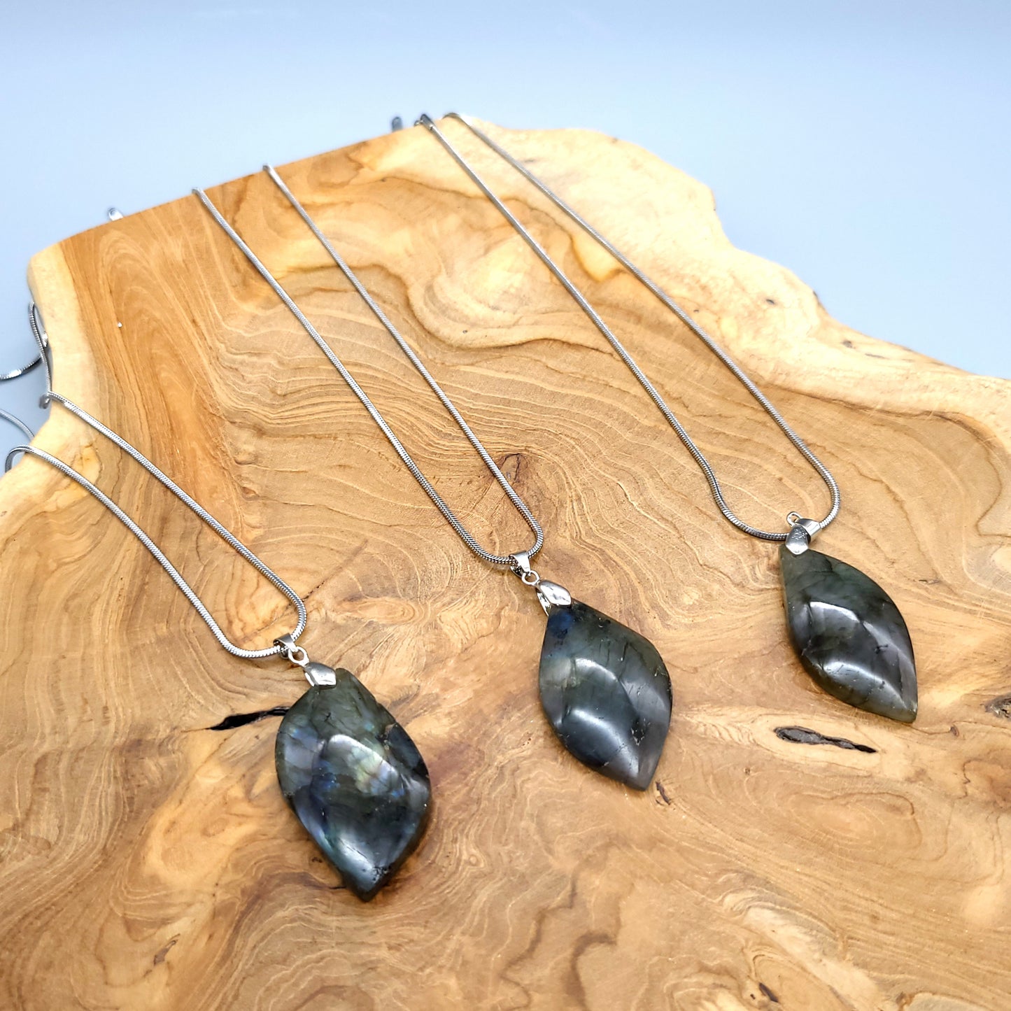 COLLIERS + PENDENTIFS EN PIERRE DE LABRADORITE ARC EN CIEL - BIJOUX ARTISANAUX, UNIQUES & ORIGINAUX