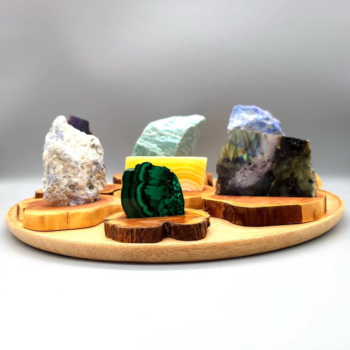 DÉCORATION TRANCHE DE PIERRE FLUORITE ARC EN CIEL SUR SOCLE SCULPTÉ EN BOIS (CADE) – UNIQUE, ORIGINAL & ARTISANALE