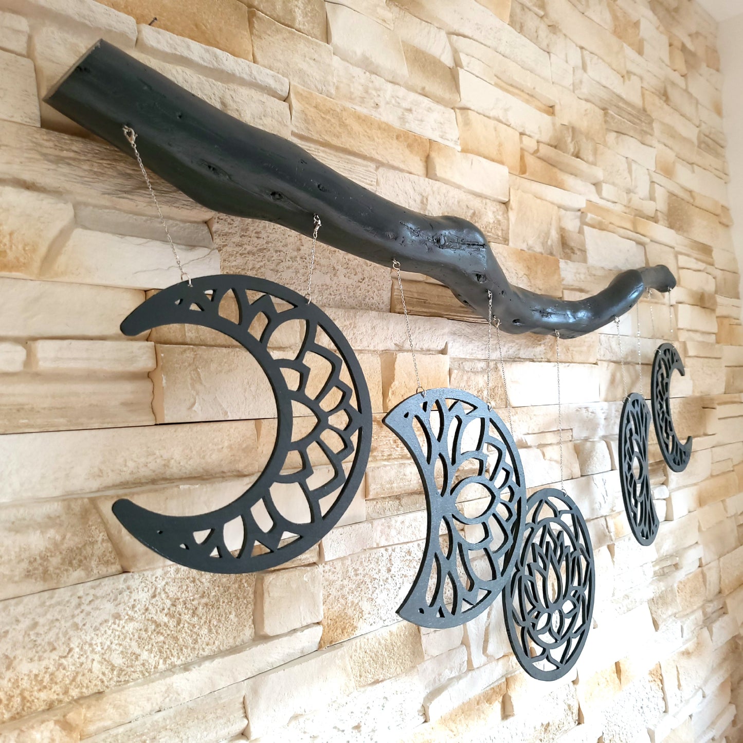 GRANDE SUSPENSION MURALE DE 5 PHASES DE LA LUNE + LOTUS SUR UNE BRANCHE D’ARBRE EN CADE - DÉCORATION ARTISANALE, UNIQUE & ORIGINALE