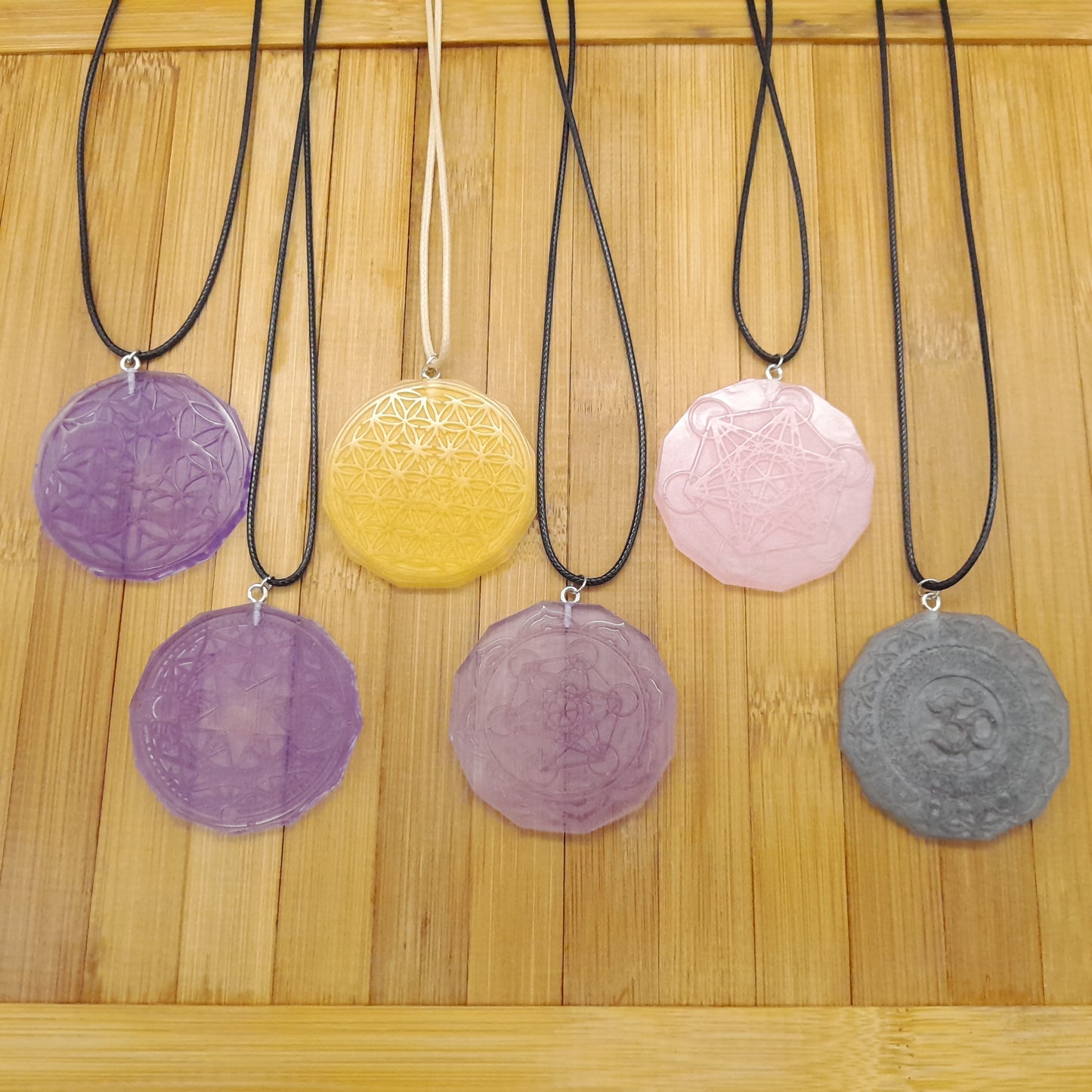 DIVERS COLLIERS + GRANDS MÉDAILLONS PENDENTIFS AVEC SYMBOLES SACRÉS & SPIRITUELS EN RÉSINE 2D - BIJOUX FANTAISIES UNIQUES, ORIGINAUX & ARTISANAUX, PLUSIEURS MODÈLES AU CHOIX