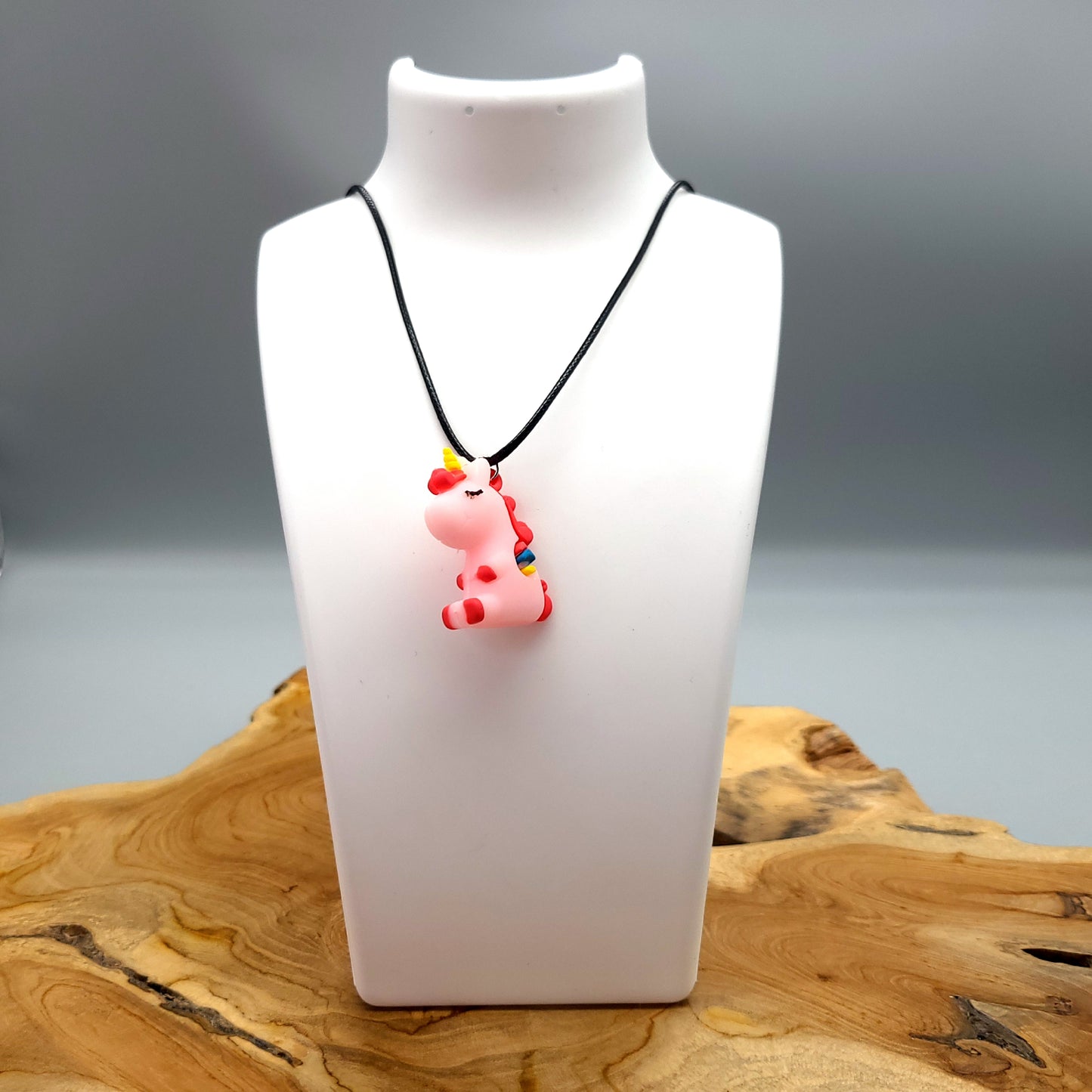 DÉCORATION " 2 EN 1 " SUBLIME LICORNE 3D ROUGE & MULTICOLORES + BIJOU COLLIER FANTAISIE - UNIQUE, ORIGINAL & ARTISANAL