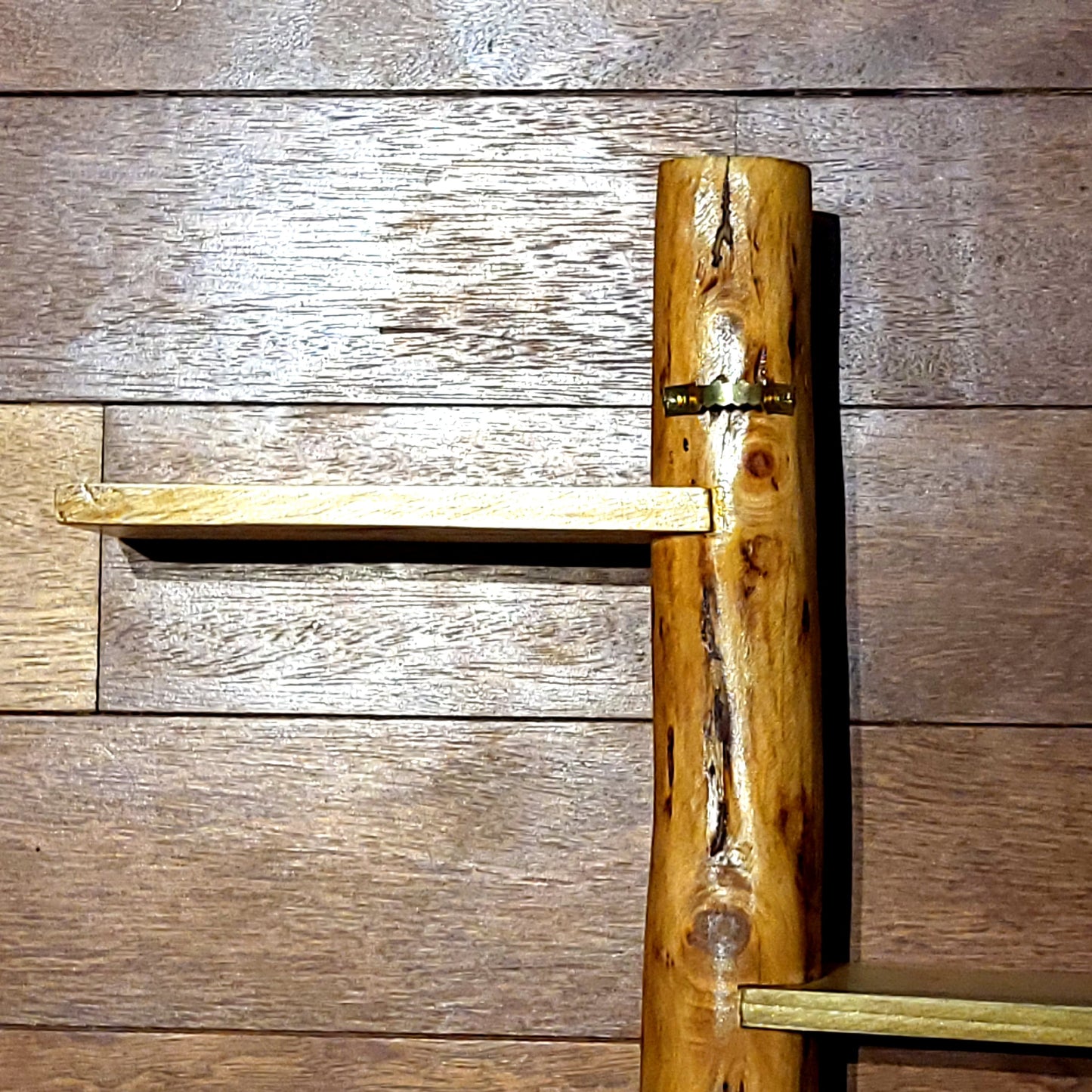 GRANDE ÉTAGÈRE AVEC TRONC EN BOIS DE CADE + 5 TABLETTES DÉCALÉES - MODÈLE ÉCOLO, ARTISANAL, ORIGINAL & UNIQUE