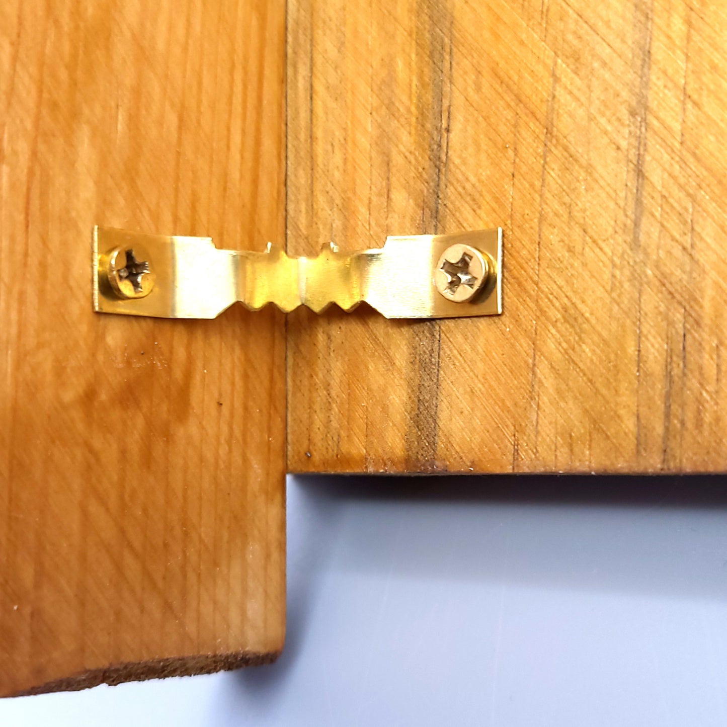 GRANDE ÉTAGÈRE D'ANGLE EXTÉRIEUR + 2 OUVERTURES SCULPTÉES & 2 TABLETTES DÉCALÉES EN BOIS DE PIN - MODÈLE ÉCOLO, ARTISANAL, ORIGINAL & UNIQUE