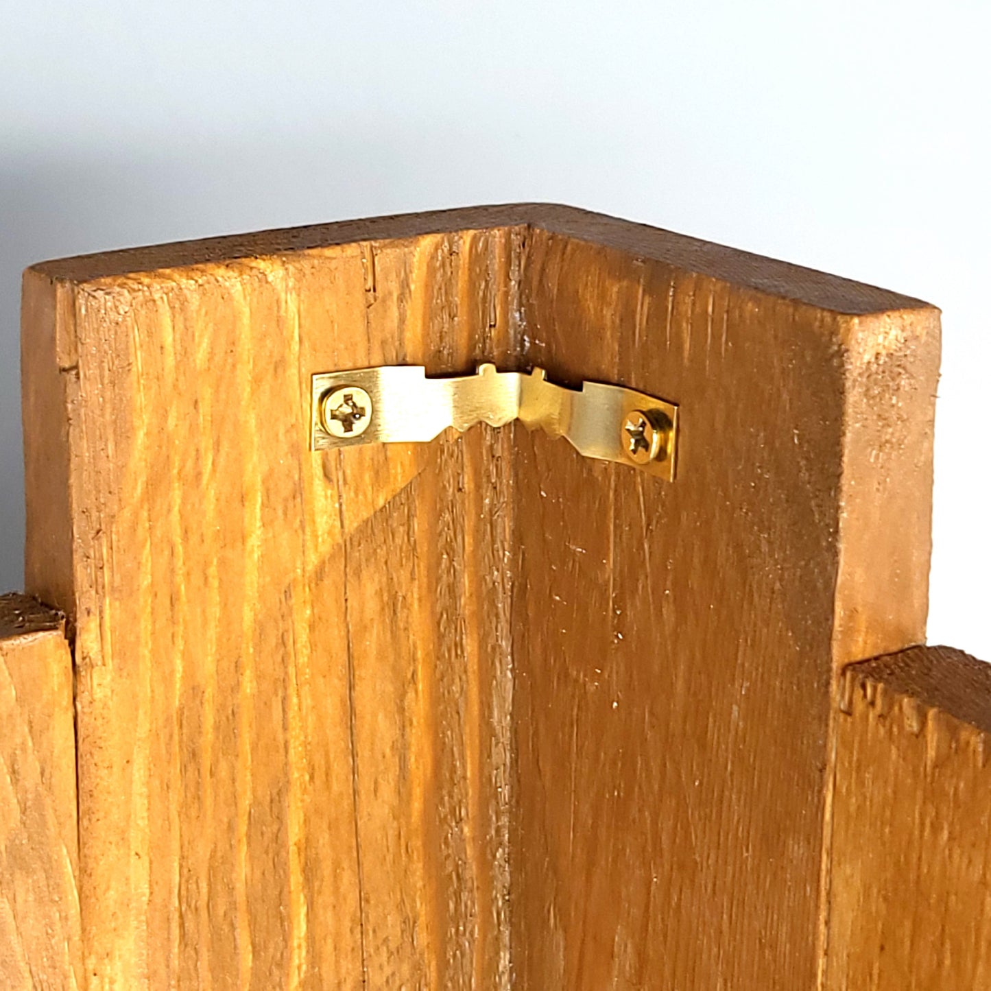 GRANDE ÉTAGÈRE D'ANGLE EXTÉRIEUR EN BOIS DE PIN AVEC 2 TABLETTES - MODÈLE ÉCOLO, ARTISANAL, ORIGINAL & UNIQUE