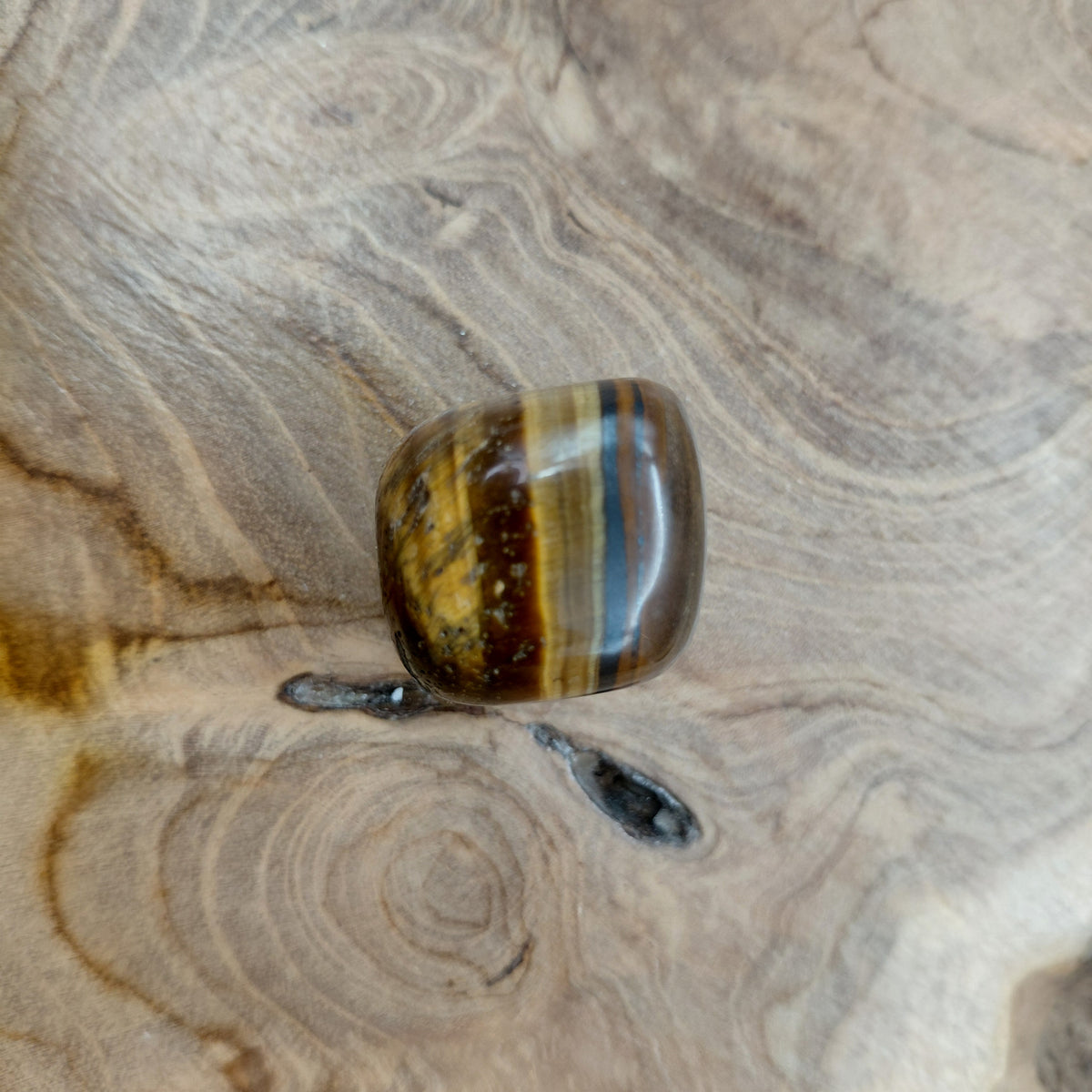 Ojo de tigre en pequeñas piedras pulidas y en bruto