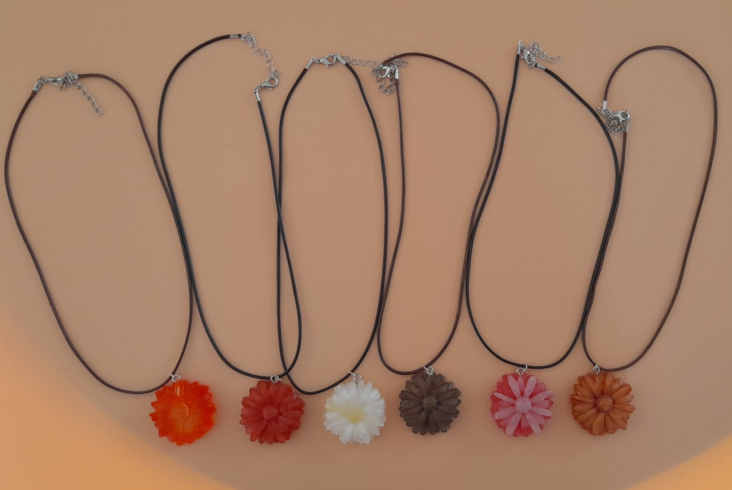 COLLIER CORDON + PENDENTIF FLEUR MARGUERITE EN 3D RÉSINE - BIJOUX FANTAISIES UNIQUES, ORIGINAUX & ARTISANAUX, PLUSIEURS MODÈLES AU CHOIX