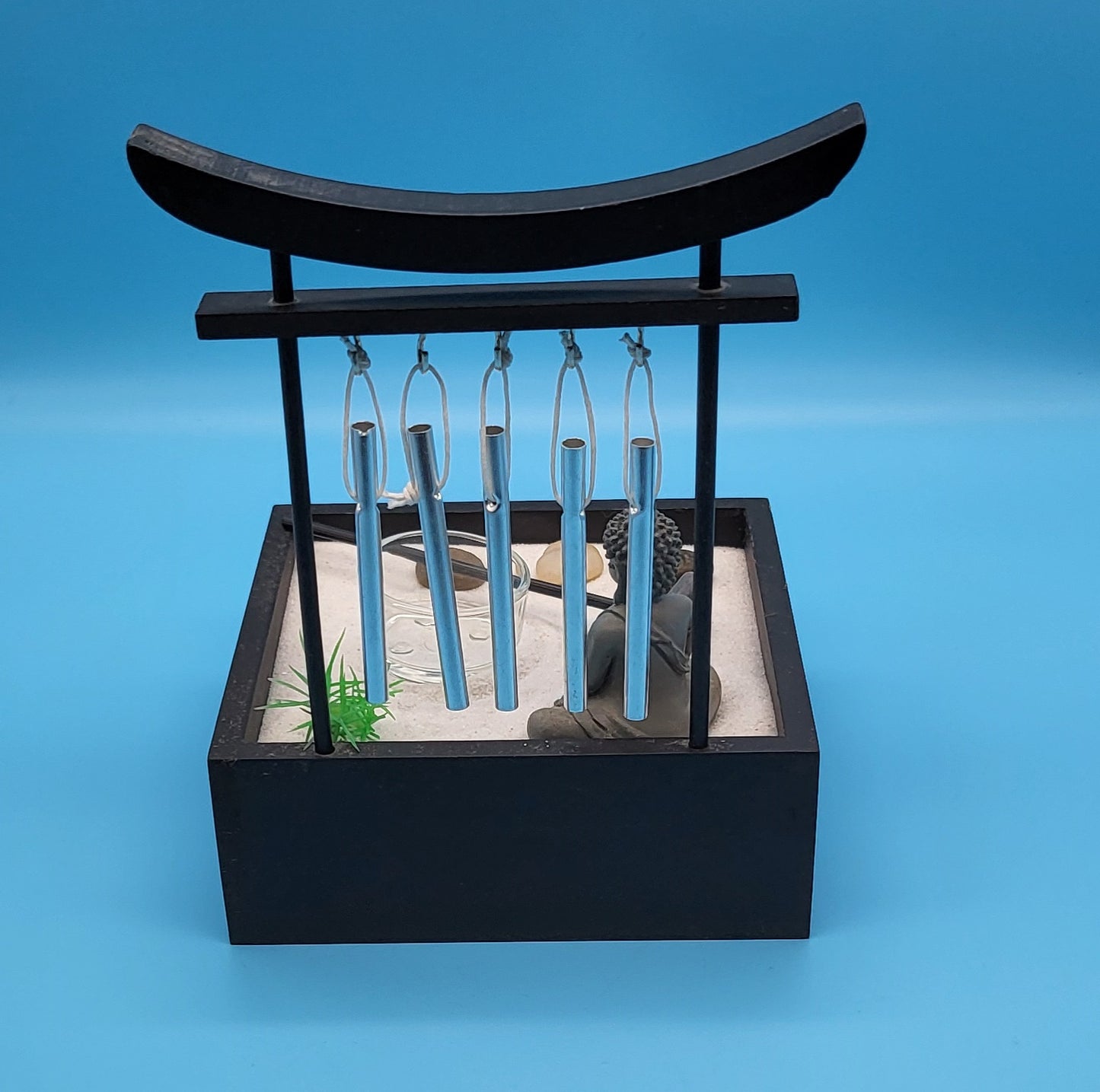 JARDIN ZEN EN BOIS DÉCORÉ DE CARILLONS EN MÉTAL + TIROIR