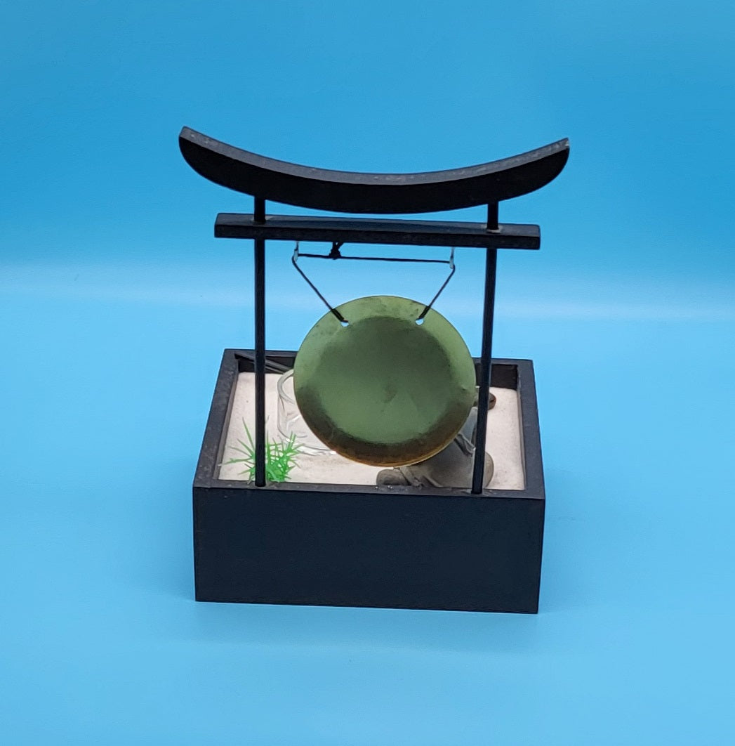 JARDIN ZEN EN BOIS DÉCORÉ D’UN GONG EN MÉTAL + TIROIR