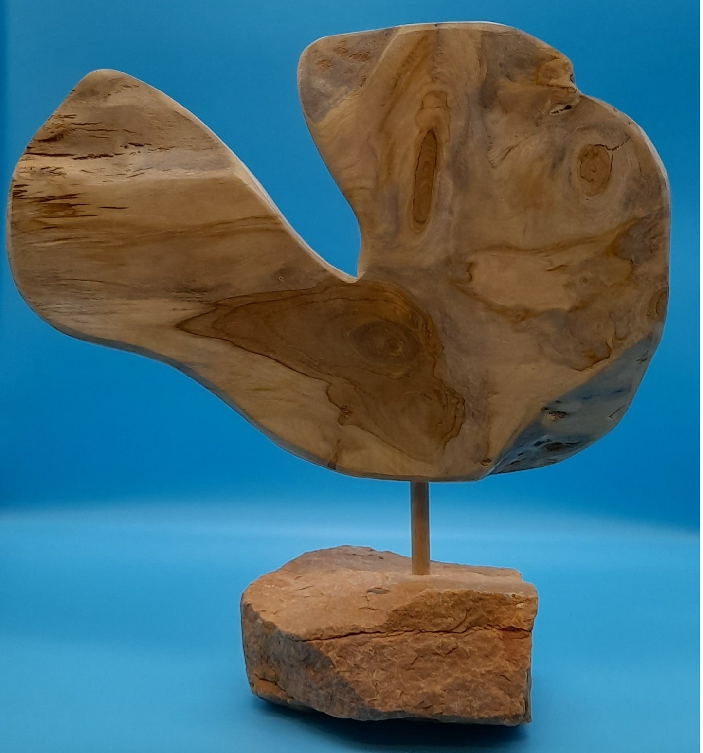 SCULPTURE "AU GRAND COEUR" EN TECK, SOCLE EN PIERRE D'OCRE - UNIQUE, ARTISANALE & ORIGINALE