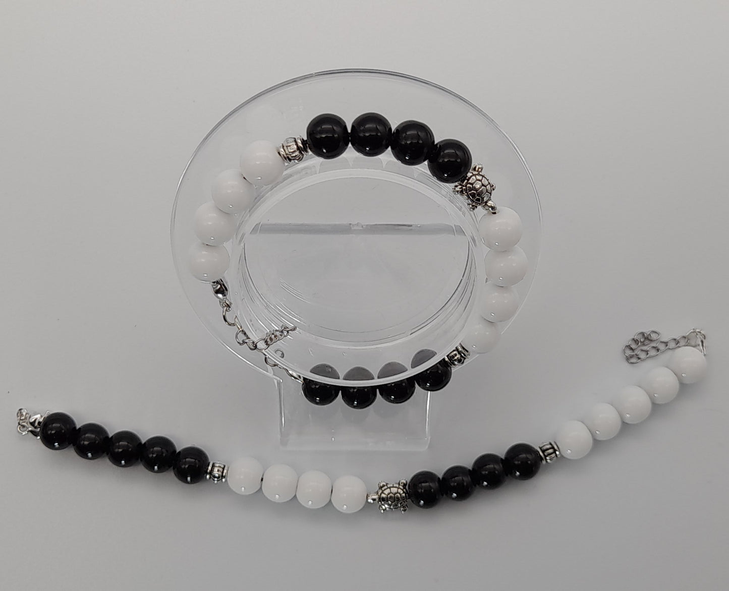 BRACELETS YIN & YANG OU TORTUE EN DUO DE PERLES RONDES EN ONYX NOIR & BLANC - 2 TAILLES AU CHOIX - BIJOUX ARTISANAUX, UNIQUES & ORIGINAUX