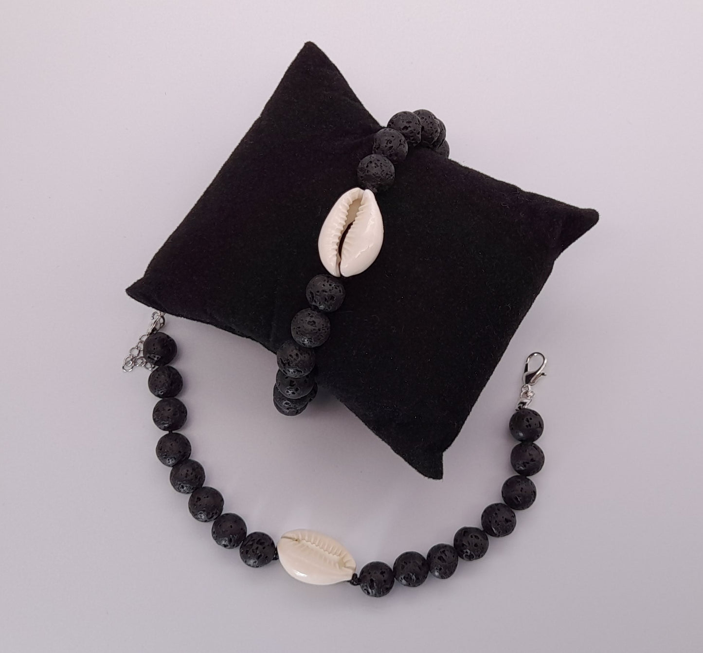 BRACELETS DE PERLES RONDES EN PIERRE DE LAVE + CAURIS (coquillage) - 2 TAILLES AU CHOIX - BIJOUX ARTISANAUX, UNIQUES & ORIGINAUX