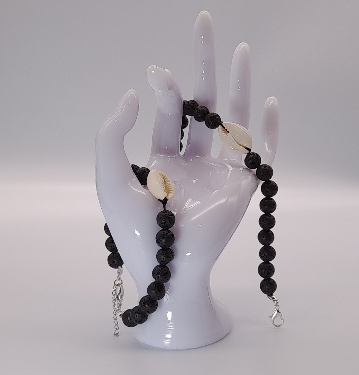 BRACELETS DE PERLES RONDES EN PIERRE DE LAVE + CAURIS (coquillage) - 2 TAILLES AU CHOIX - BIJOUX ARTISANAUX, UNIQUES & ORIGINAUX