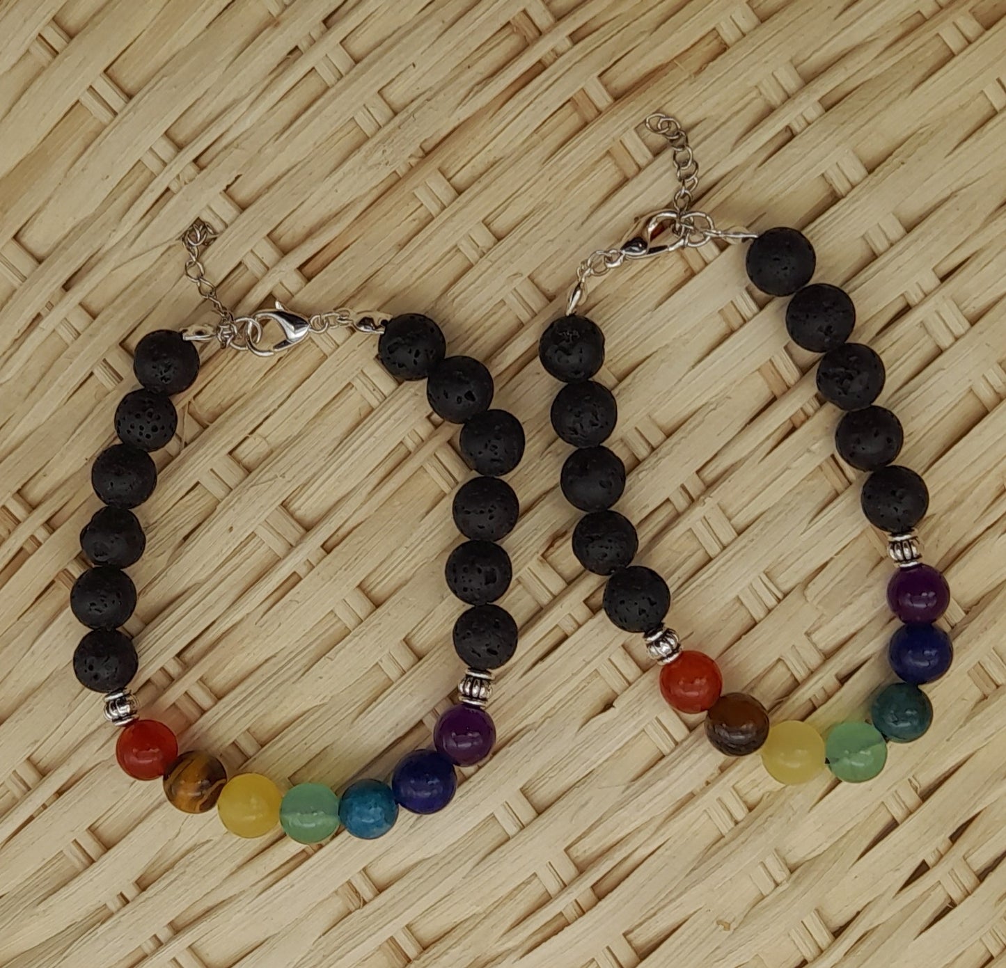BRACELETS DE PERLES RONDES EN PIERRES DE LAVE + 7 CHAKRAS - 2 TAILLES AU CHOIX - BIJOUX ARTISANAUX, UNIQUES & ORIGINAUX
