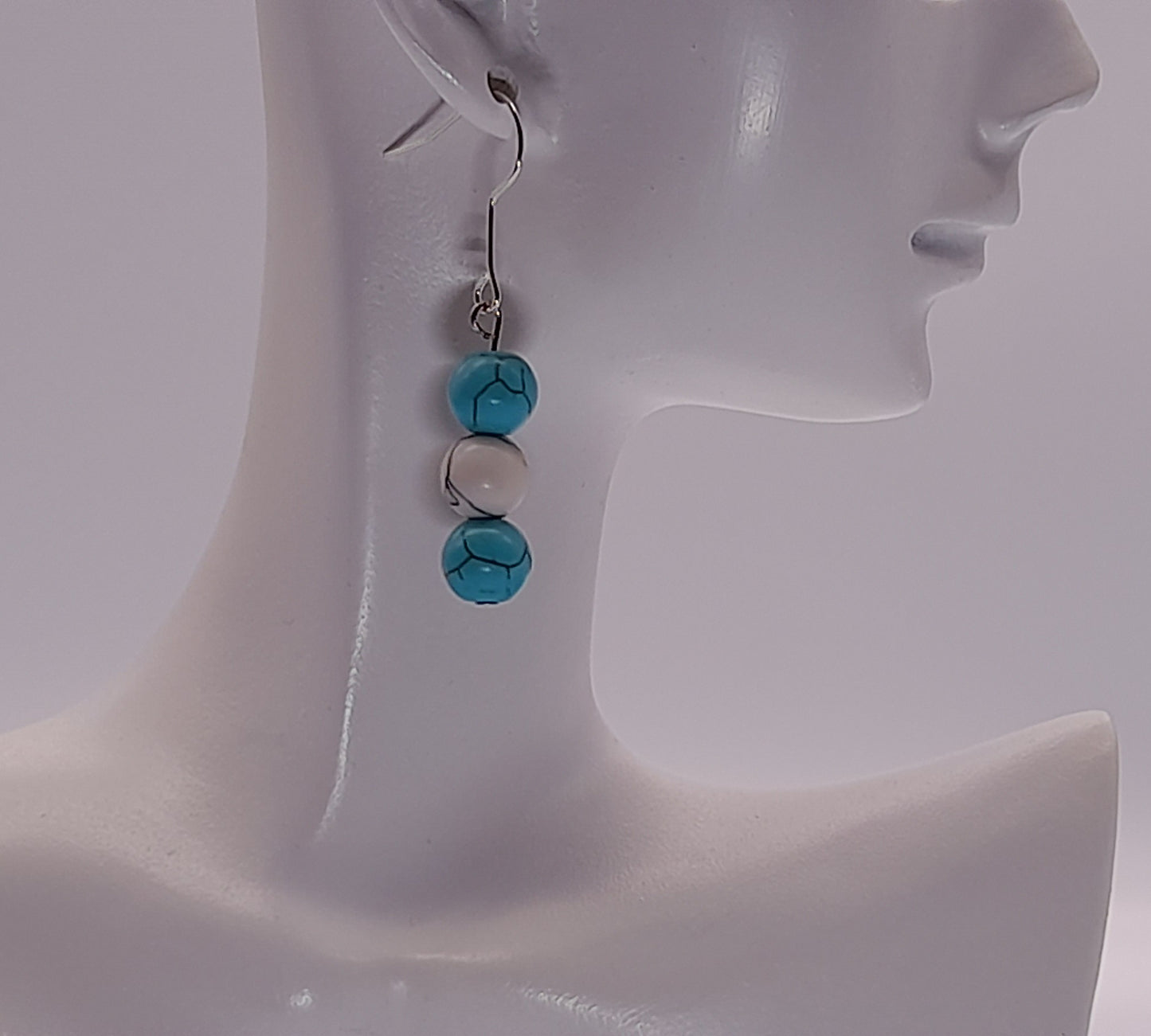 BOUCLES D'OREILLES DUO DE PIERRES HOWLITE - BIJOUX ARTISANAUX, UNIQUES & ORIGINAUX
