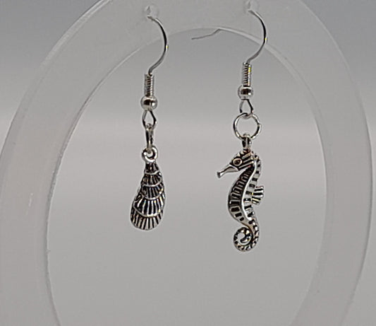 BOUCLES D'OREILLES DUO ORIGINAL " COQUILLAGE + HIPPOCAMPE " - BIJOUX FANTAISIES VACANCES