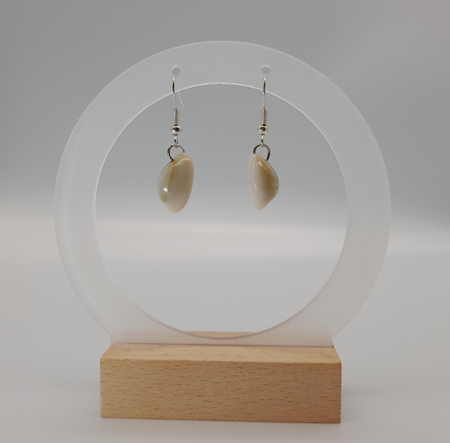 BOUCLES D'OREILLES + COQUILLAGES (CAURIS) - BIJOUX FANTAISIES UNIQUES, ORIGINAUX & ARTISANAUX