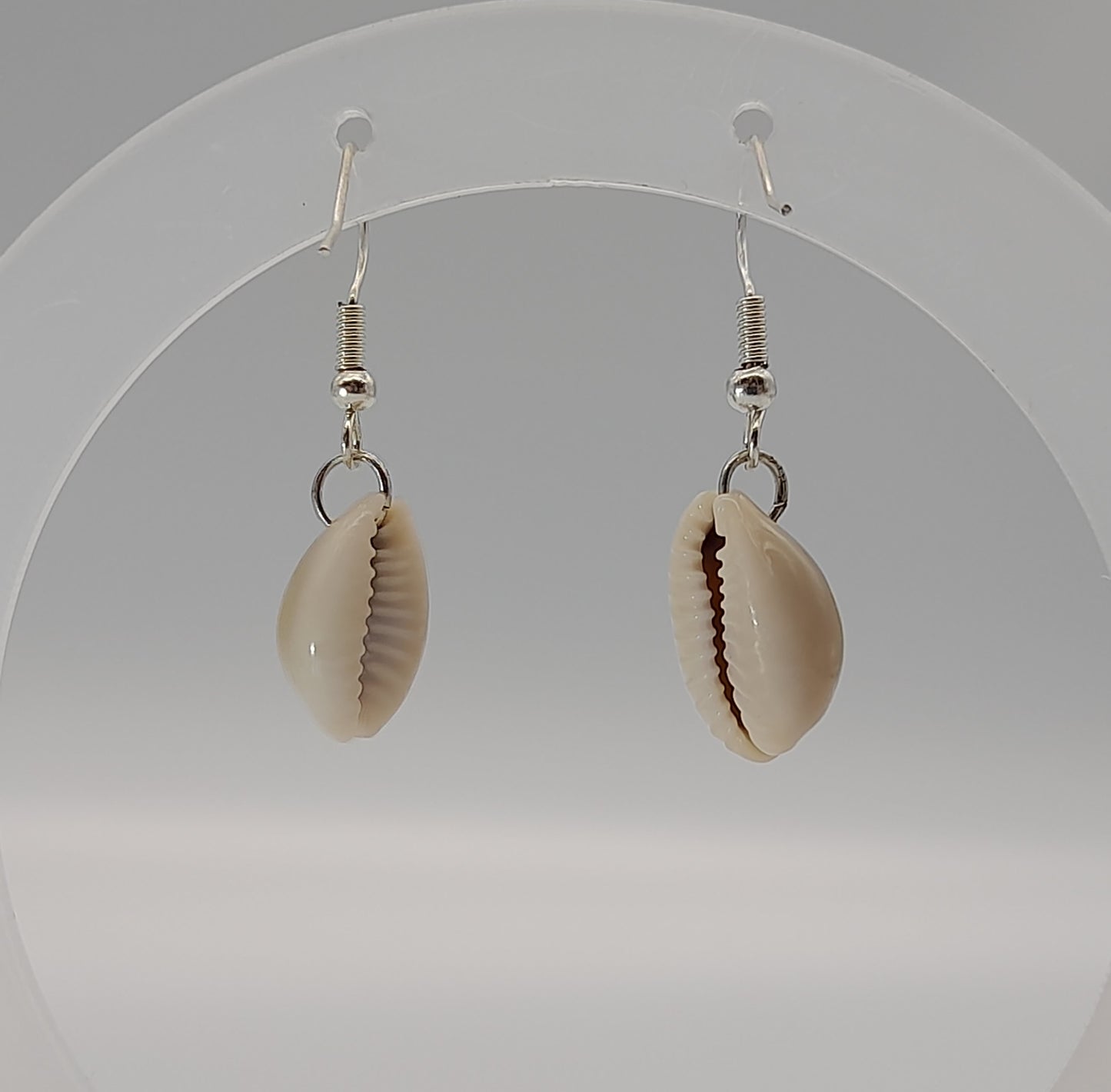 BOUCLES D'OREILLES + COQUILLAGES (CAURIS) - BIJOUX FANTAISIES UNIQUES, ORIGINAUX & ARTISANAUX