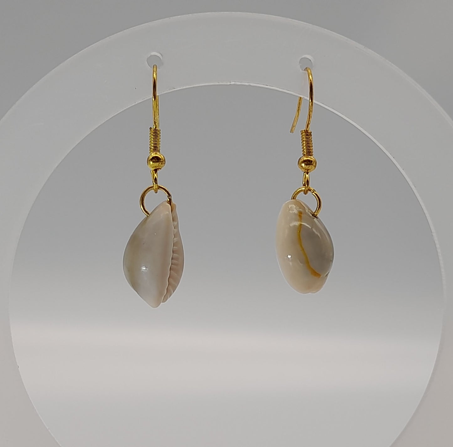 BOUCLES D'OREILLES + COQUILLAGES (CAURIS) - BIJOUX FANTAISIES UNIQUES, ORIGINAUX & ARTISANAUX