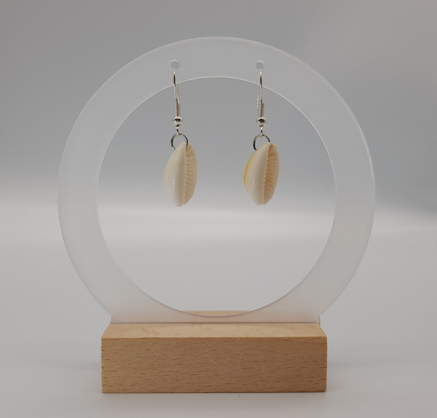 BOUCLES D'OREILLES + COQUILLAGES (CAURIS) - BIJOUX FANTAISIES UNIQUES, ORIGINAUX & ARTISANAUX