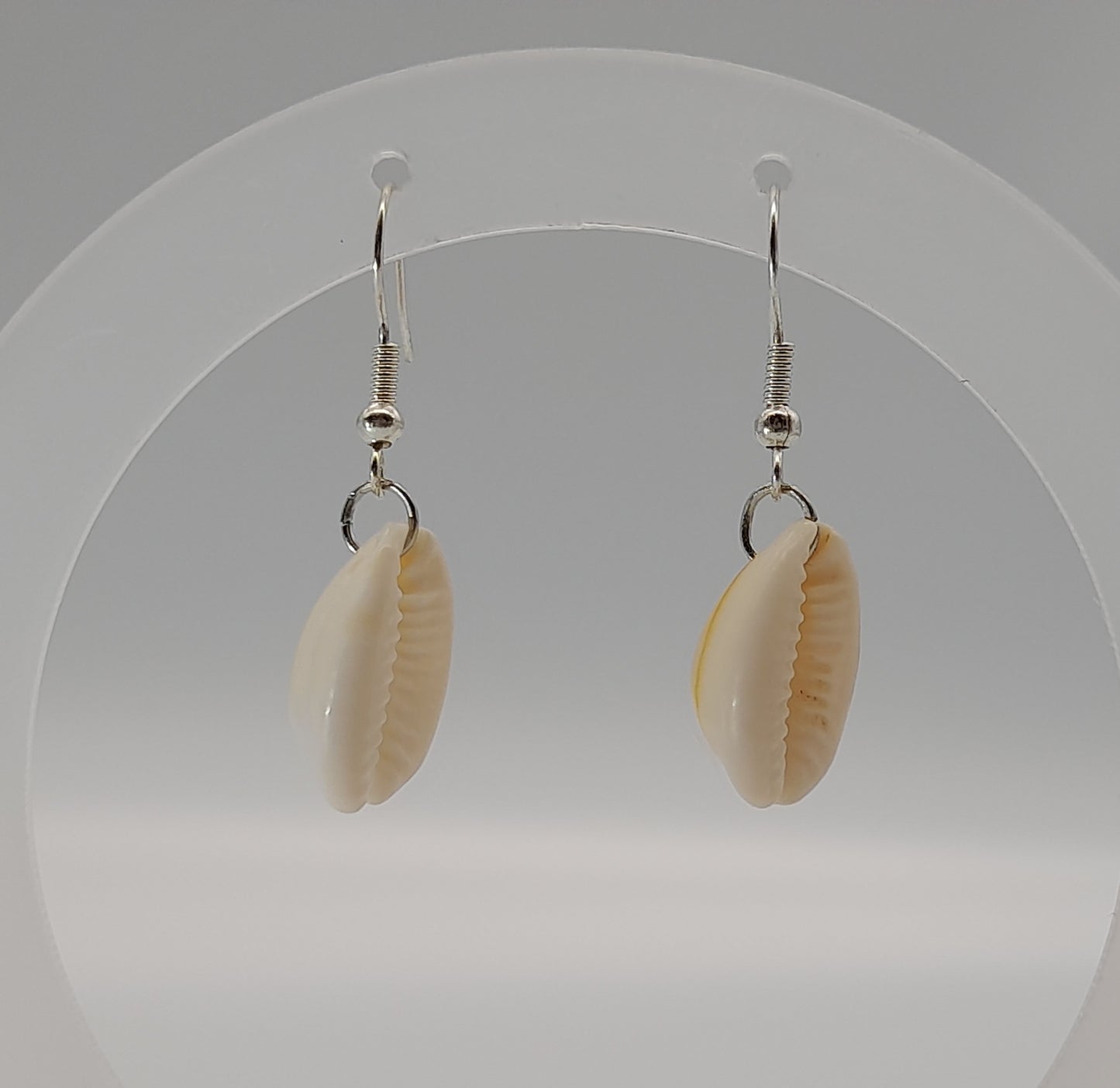 BOUCLES D'OREILLES + COQUILLAGES (CAURIS) - BIJOUX FANTAISIES UNIQUES, ORIGINAUX & ARTISANAUX