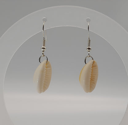 BOUCLES D'OREILLES + COQUILLAGES (CAURIS) - BIJOUX FANTAISIES UNIQUES, ORIGINAUX & ARTISANAUX