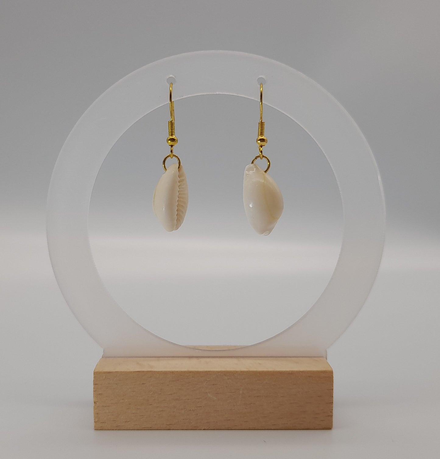 BOUCLES D'OREILLES + COQUILLAGES (CAURIS) - BIJOUX FANTAISIES UNIQUES, ORIGINAUX & ARTISANAUX