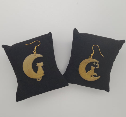 GRANDES BOUCLES D'OREILLES EN DUO CHAT RÊVEUR + CHAT JOUEUR SUR CROISSANT DE LUNE EN RÉSINE - BIJOUX FANTAISIES UNIQUES, ORIGINAUX & ARTISANAUX