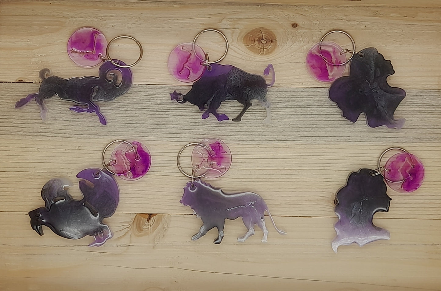 PORTES CLÉS " VIOLETS NOIRS " SIGNES ASTROLOGIQUES DU ZODIAQUE + CONSTELLATIONS - BIJOUX DE SAC FANTAISIES ORIGINAUX, UNIQUES & ARTISANAUX