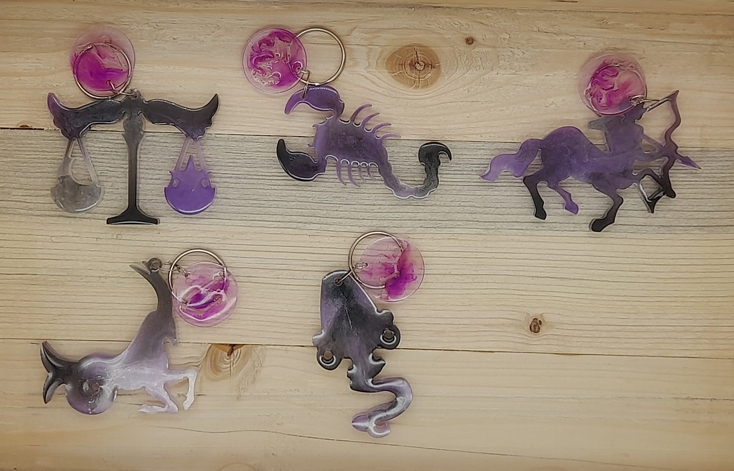 PORTES CLÉS " VIOLETS NOIRS " SIGNES ASTROLOGIQUES DU ZODIAQUE + CONSTELLATIONS - BIJOUX DE SAC FANTAISIES ORIGINAUX, UNIQUES & ARTISANAUX