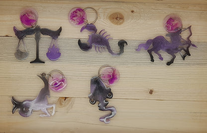 PORTES CLÉS " VIOLETS NOIRS " SIGNES ASTROLOGIQUES DU ZODIAQUE + CONSTELLATIONS - BIJOUX DE SAC FANTAISIES ORIGINAUX, UNIQUES & ARTISANAUX