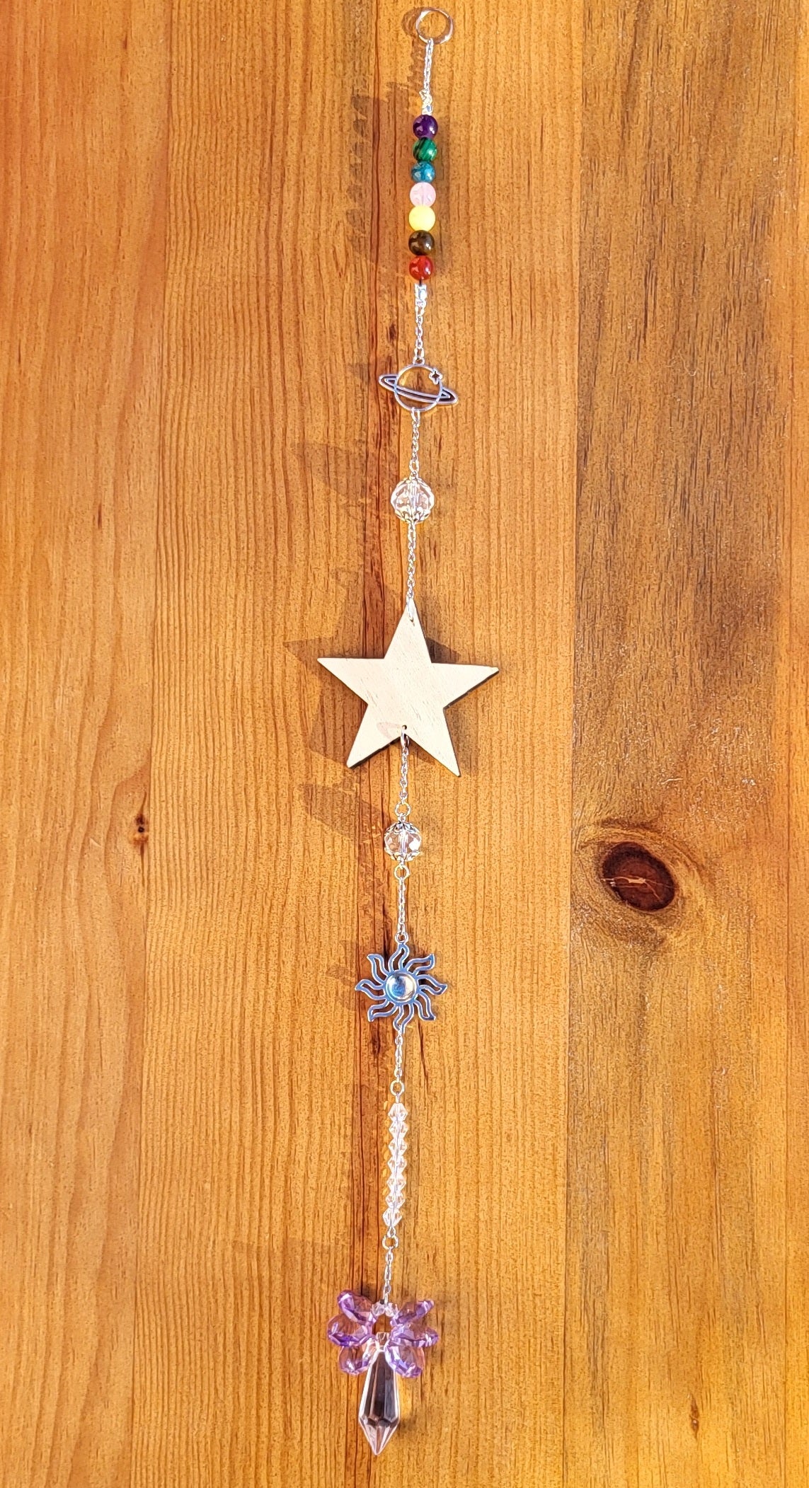 DÉCORATION SUNCATCHER 7 CHAKRAS EN PIERRES & " UNIVERS" avec  ÉTOILE EN BOIS + ANGE, SOLEIL & SATURNE - ATTRAPE SOLEIL UNIQUE, ARTISANAL & ORIGINAL