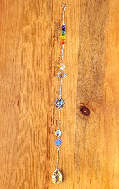 DÉCORATION SUNCATCHER " UNIVERS + 7 CHAKRAS " avec SOLEILS & PLANÈTE SATURNE - ATTRAPE SOLEIL UNIQUE, ARTISANAL & ORIGINAL