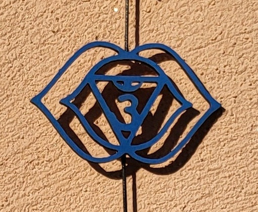 SUSPENSIONS MURALES 7 CHAKRAS + POSITIONS DE YOGA MULTICOLORES EN BOIS - DÉCORATIONS ZEN ARTISANALES, UNIQUES & ORIGINALES