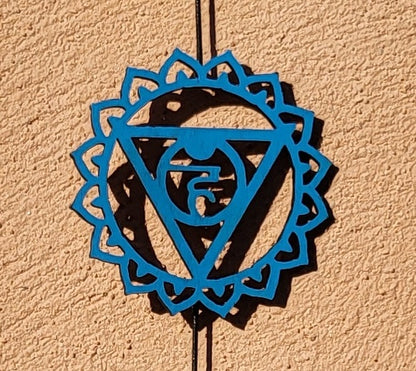 SUSPENSIONS MURALES 7 CHAKRAS + POSITIONS DE YOGA MULTICOLORES EN BOIS - DÉCORATIONS ZEN ARTISANALES, UNIQUES & ORIGINALES