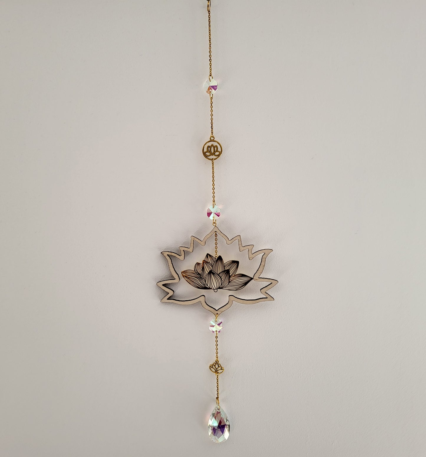 DÉCORATION SUNCATCHER EN BOIS + LOTUS EN MÉTAL DORÉ - ATTRAPE SOLEIL UNIQUE, ARTISANAL & ORIGINAL