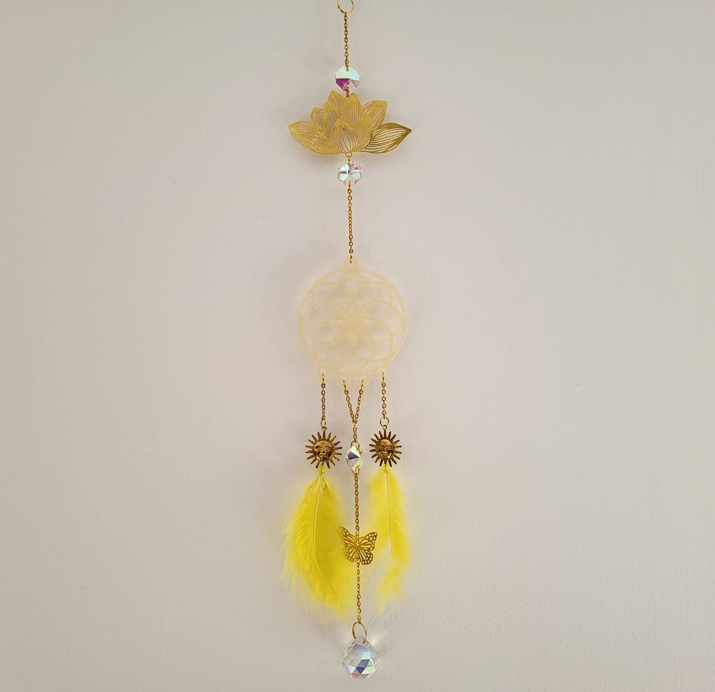 DÉCORATION " 2 EN 1 "  DREAMCATCHER + SUNCATCHER TONS DORÉS JAUNES + LOTUS + SOLEILS + PAPILLON - (ATTRAPE-RÊVES avec un ATTRAPE SOLEIL) UNIQUE, ARTISANAL & ORIGINAL