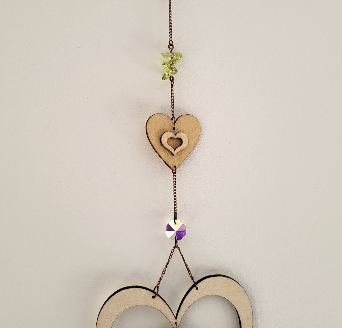 DÉCORATION SUNCATCHER COEUR ARBRE DE VIE EN PIERRE DE PÉRIDOT (vert) + COEURS EN BOIS - ATTRAPE SOLEIL UNIQUE, ARTISANAL & ORIGINAL