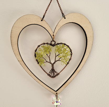 DÉCORATION SUNCATCHER COEUR ARBRE DE VIE EN PIERRE DE PÉRIDOT (vert) + COEURS EN BOIS - ATTRAPE SOLEIL UNIQUE, ARTISANAL & ORIGINAL