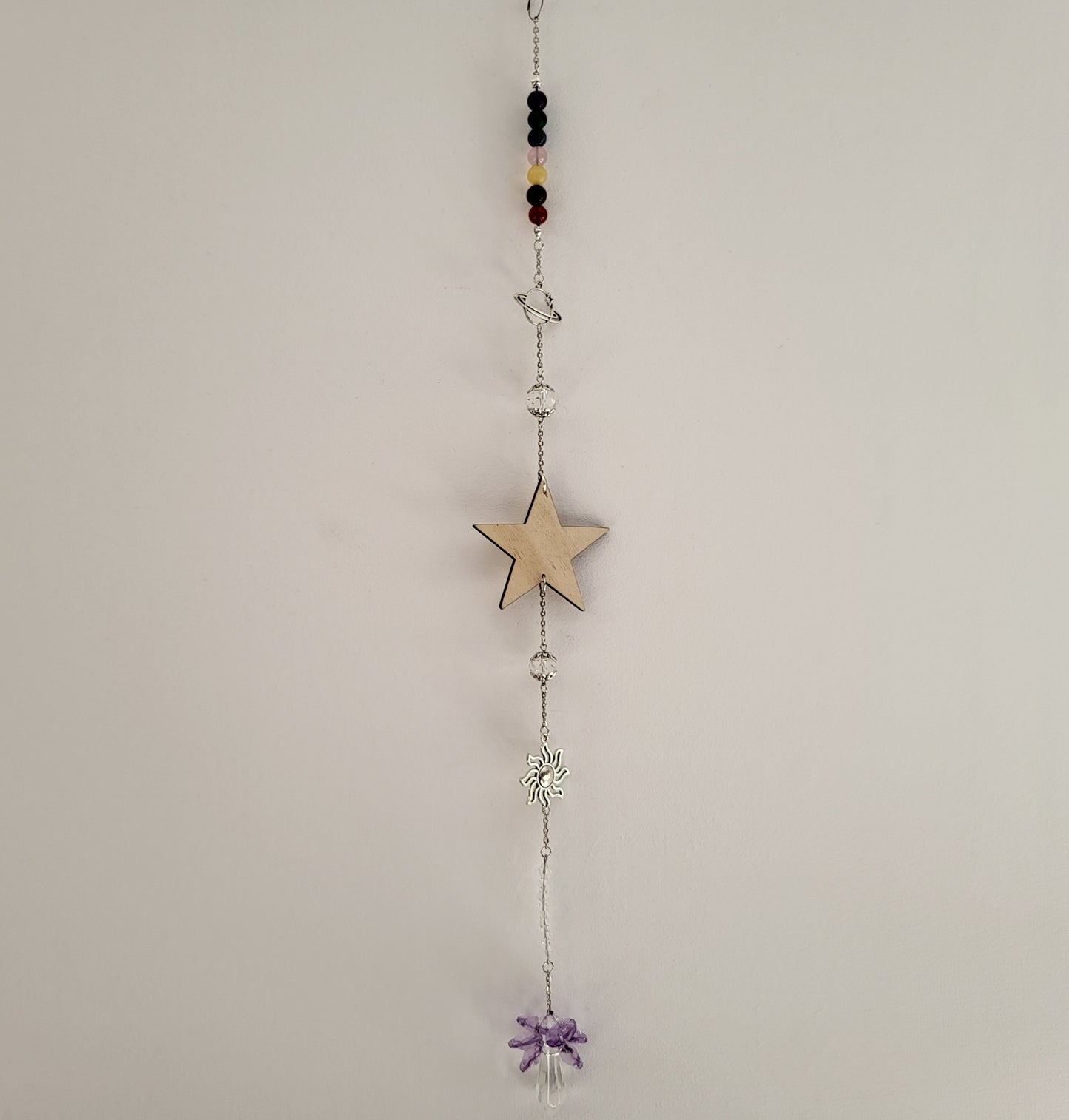 DÉCORATION SUNCATCHER 7 CHAKRAS EN PIERRES & " UNIVERS" avec  ÉTOILE EN BOIS + ANGE, SOLEIL & SATURNE - ATTRAPE SOLEIL UNIQUE, ARTISANAL & ORIGINAL