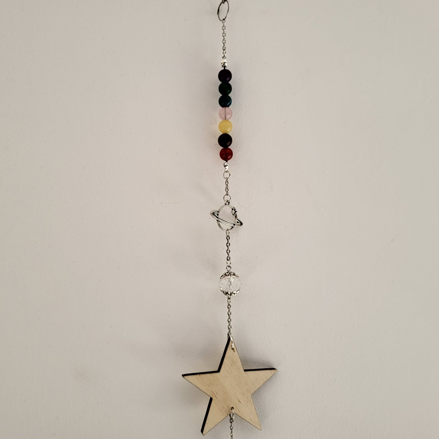 DÉCORATION SUNCATCHER 7 CHAKRAS EN PIERRES & " UNIVERS" avec  ÉTOILE EN BOIS + ANGE, SOLEIL & SATURNE - ATTRAPE SOLEIL UNIQUE, ARTISANAL & ORIGINAL