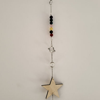 DÉCORATION SUNCATCHER 7 CHAKRAS EN PIERRES & " UNIVERS" avec  ÉTOILE EN BOIS + ANGE, SOLEIL & SATURNE - ATTRAPE SOLEIL UNIQUE, ARTISANAL & ORIGINAL