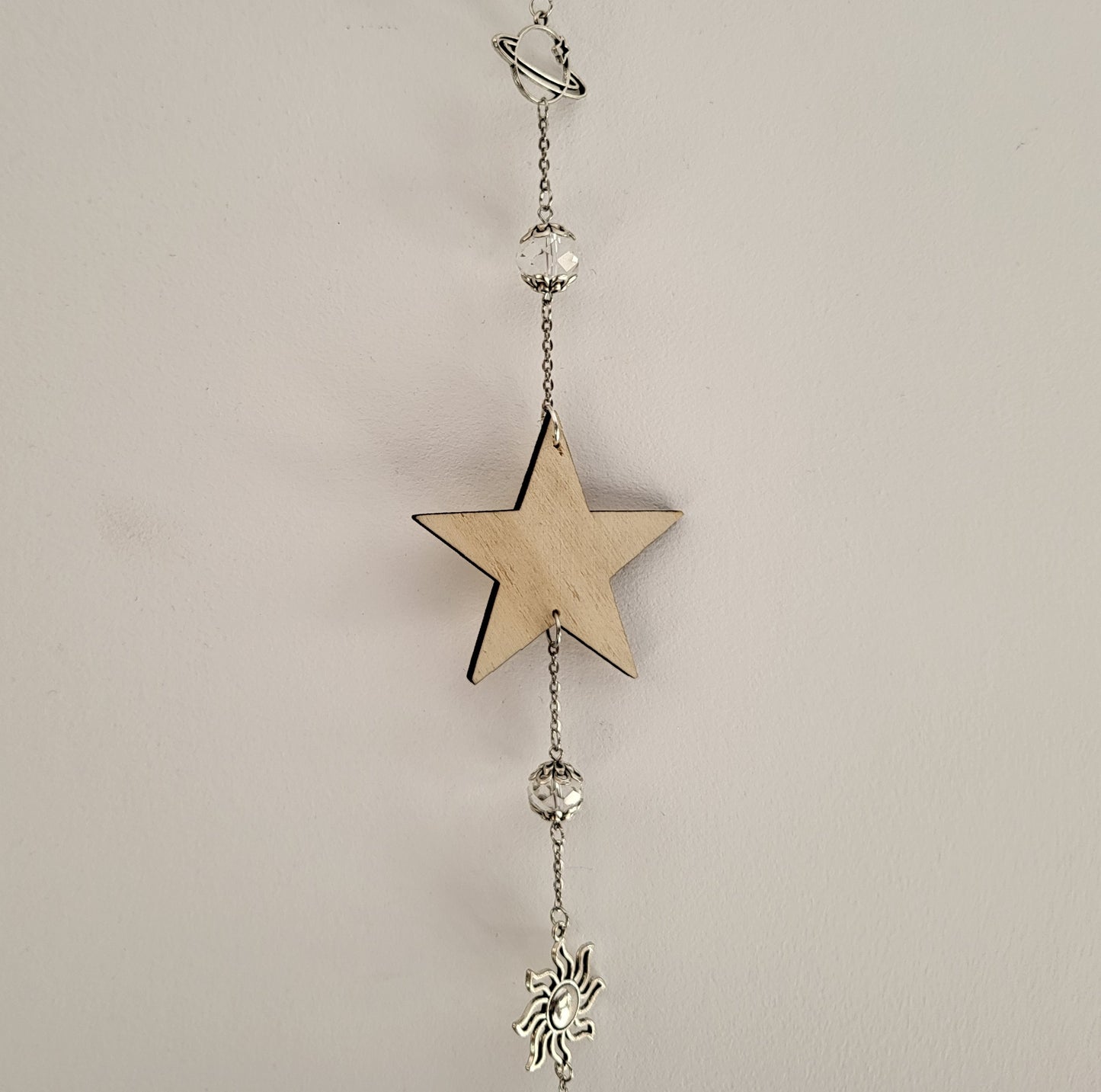 DÉCORATION SUNCATCHER 7 CHAKRAS EN PIERRES & " UNIVERS" avec  ÉTOILE EN BOIS + ANGE, SOLEIL & SATURNE - ATTRAPE SOLEIL UNIQUE, ARTISANAL & ORIGINAL