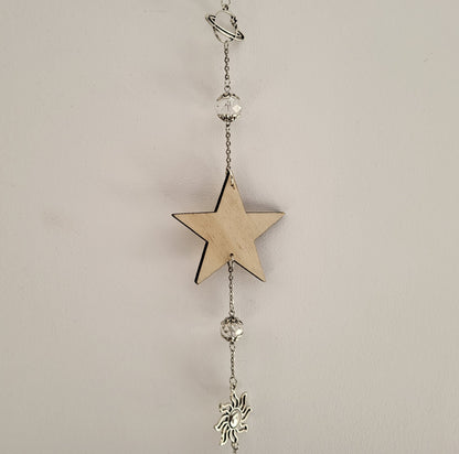 DÉCORATION SUNCATCHER 7 CHAKRAS EN PIERRES & " UNIVERS" avec  ÉTOILE EN BOIS + ANGE, SOLEIL & SATURNE - ATTRAPE SOLEIL UNIQUE, ARTISANAL & ORIGINAL