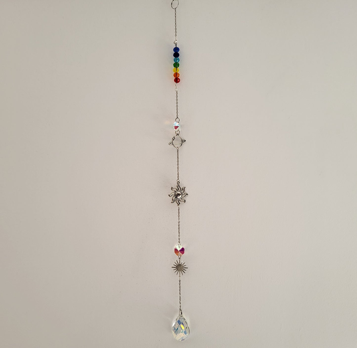 DÉCORATION SUNCATCHER " UNIVERS + 7 CHAKRAS " avec SOLEILS & PLANÈTE SATURNE - ATTRAPE SOLEIL UNIQUE, ARTISANAL & ORIGINAL