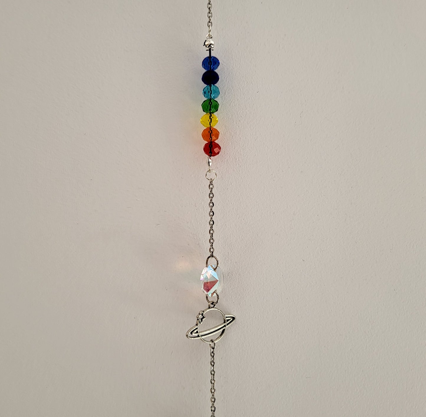 DÉCORATION SUNCATCHER " UNIVERS + 7 CHAKRAS " avec SOLEILS & PLANÈTE SATURNE - ATTRAPE SOLEIL UNIQUE, ARTISANAL & ORIGINAL