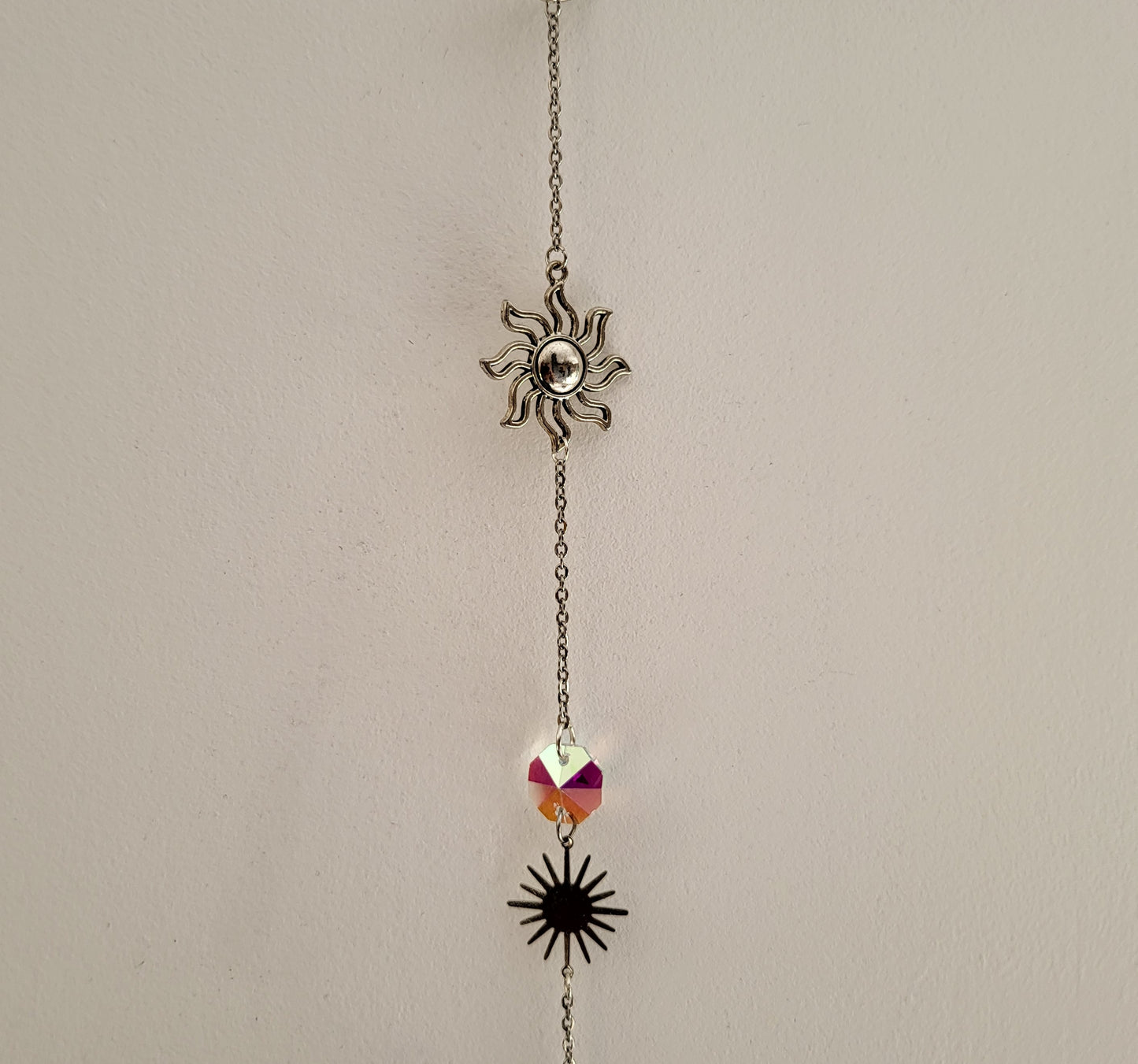 DÉCORATION SUNCATCHER " UNIVERS + 7 CHAKRAS " avec SOLEILS & PLANÈTE SATURNE - ATTRAPE SOLEIL UNIQUE, ARTISANAL & ORIGINAL