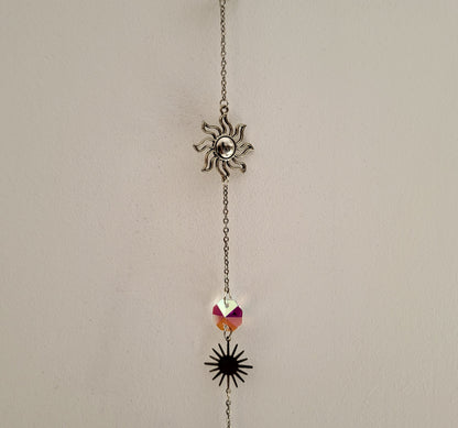 DÉCORATION SUNCATCHER " UNIVERS + 7 CHAKRAS " avec SOLEILS & PLANÈTE SATURNE - ATTRAPE SOLEIL UNIQUE, ARTISANAL & ORIGINAL