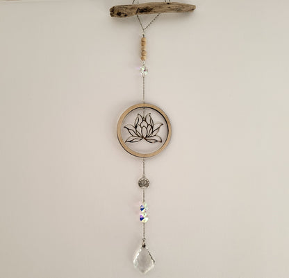 DÉCORATION SUNCATCHER BOIS FLOTTÉ + LOTUS EN MÉTAL N°2 - ATTRAPE SOLEIL UNIQUE, ARTISANAL & ORIGINAL