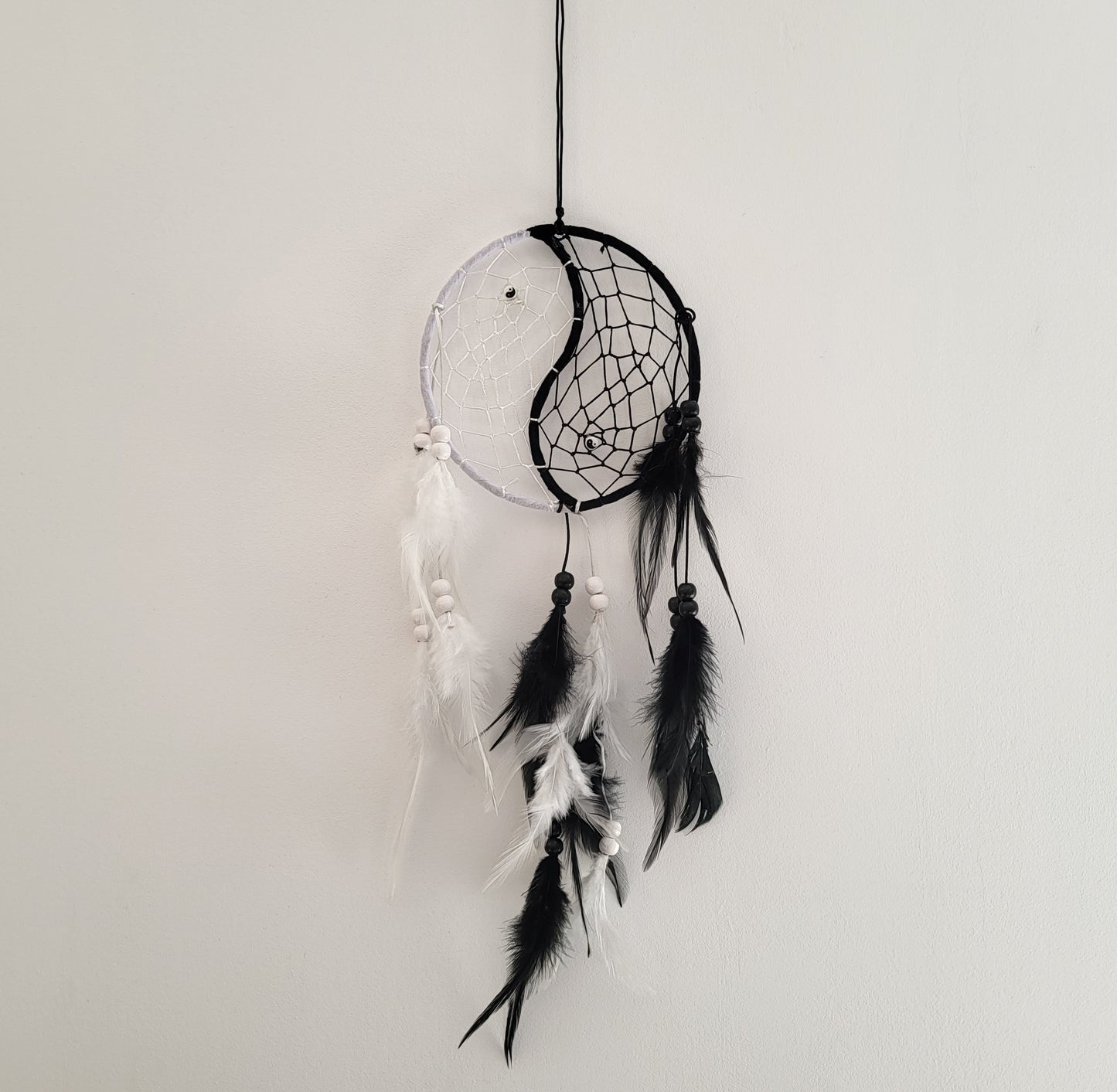 GRAND ATTRAPE-RÊVES DREAMCATCHER YIN YANG NOIR & BLANC - DÉCORATION ARTISANALE, ORIGINALE & UNIQUE
