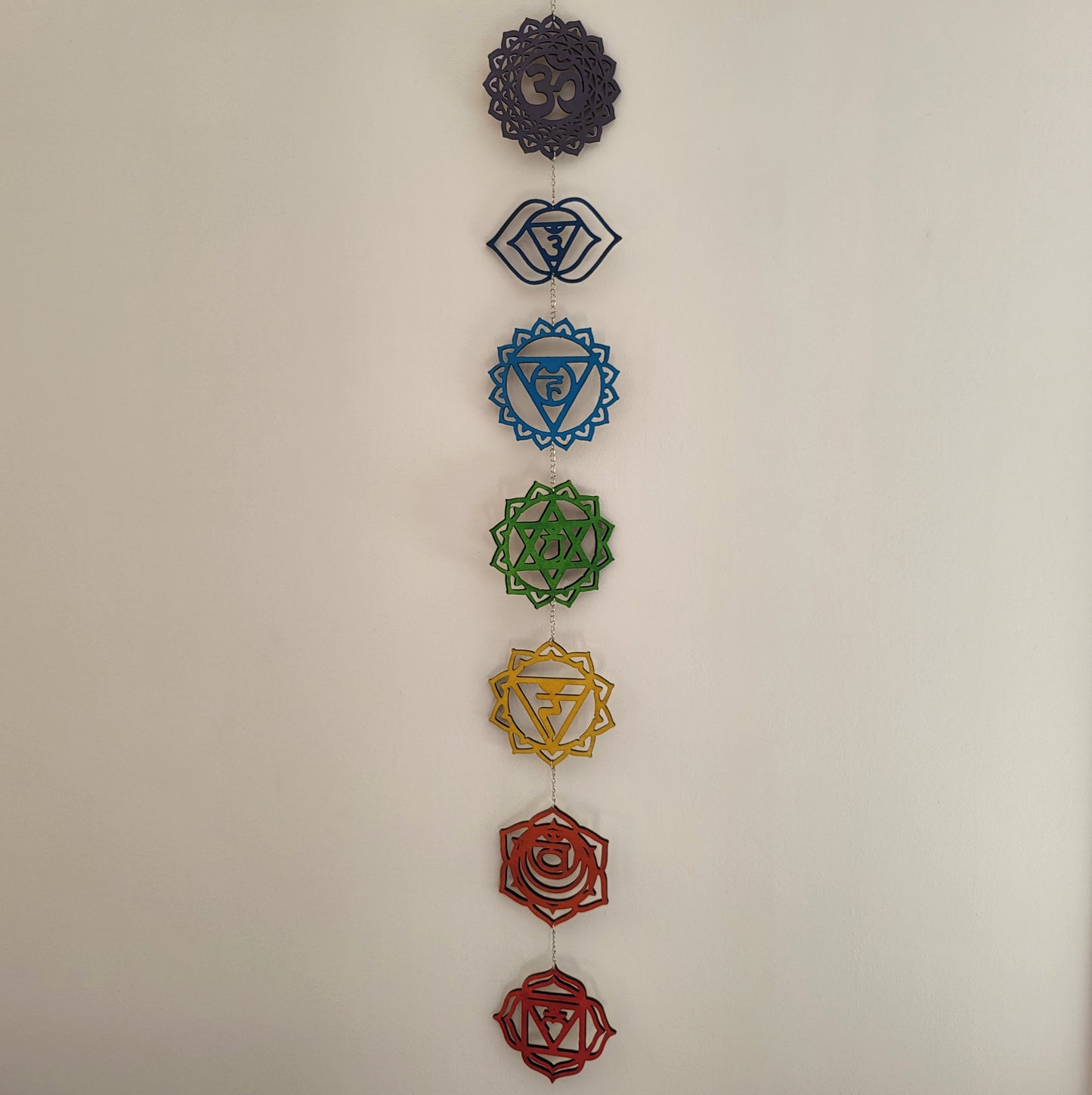 SUSPENSIONS MURALES 7 CHAKRAS + POSITIONS DE YOGA MULTICOLORES EN BOIS - DÉCORATIONS ZEN ARTISANALES, UNIQUES & ORIGINALES